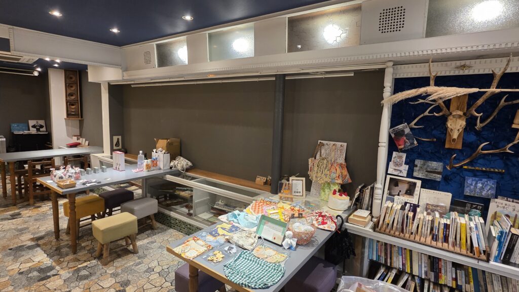 第1回こまちマーケットの出店風景
手前はakinomadeさんの布小物やおむすびのフェルト雑貨、バッグなど展示販売
奥のテーブルで、クプクプの隠れ家さんのアロマオイル、ハーブコーディアル、ヒノキと竹炭の消臭ポプリが展示販売されている